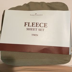 Twin fleece sheet set.